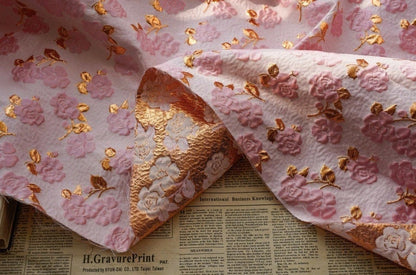 Tissu jacquard floral rose et or : tissu de créateur de 140 cm de large
