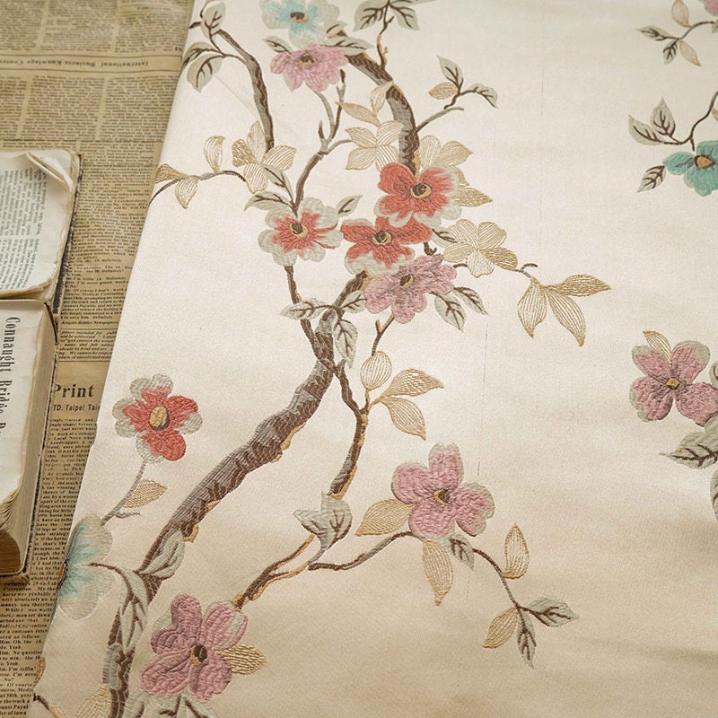 Tissu brocart Fleur de Prunier : Jacquard de rayonne champagne, 150 cm de large