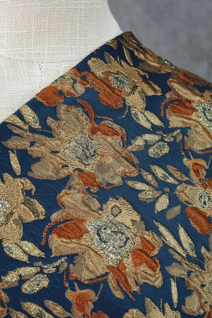 Tissu à motifs floraux en relief avec fil doré : mélange de rayonne 3D vintage, 142 cm de large