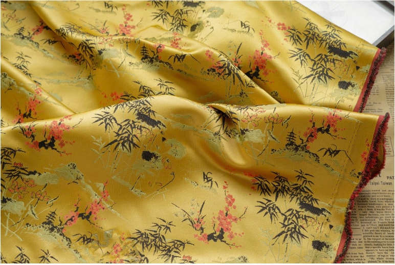 Tissu satiné brocart damassé doré : tapisserie florale, 152 cm de large