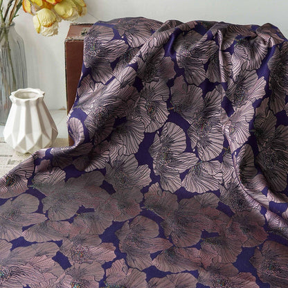 Tissu brocart doré à motif floral vintage : textile de style baroque