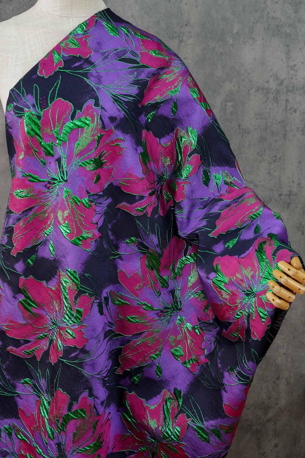Tissu jacquard floral en relief ��� Matière de couture abstraite" Large