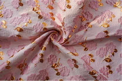 Tissu jacquard floral rose et or : tissu de créateur de 140 cm de large