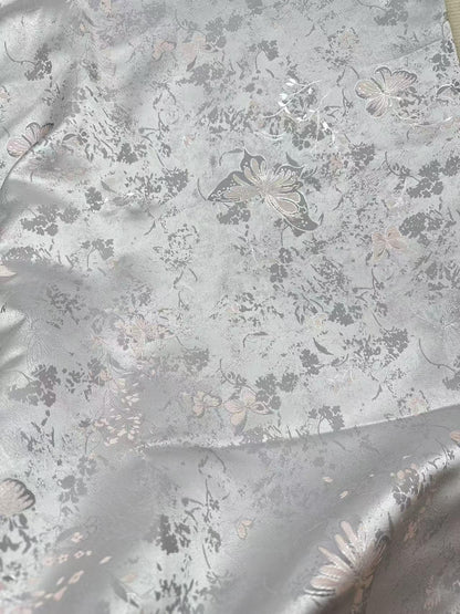 Tissu brocart papillon gris argenté - Jacquard élégant, 147 cm de large