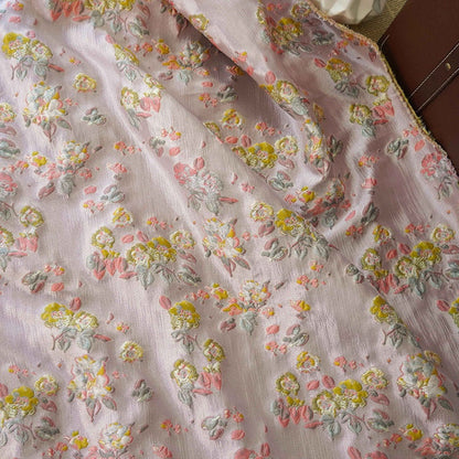 Tissu jacquard à fil doré : texture florale 3D, largeur 140 cm