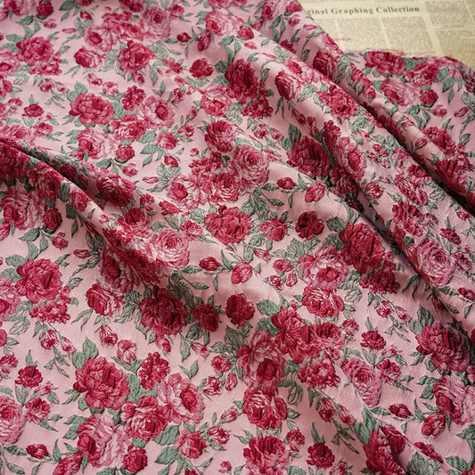 Tissu brocart à motif floral rose rouge ��� Jacqua en relief Large
