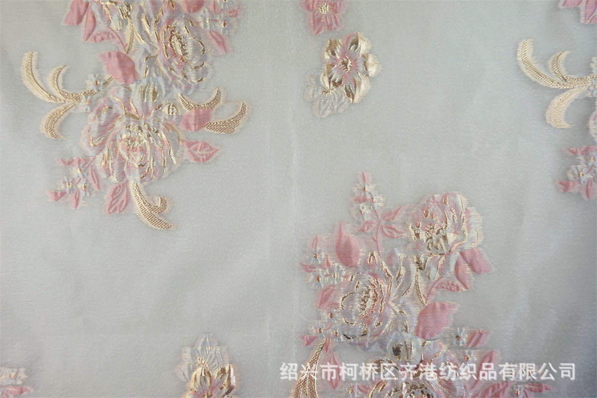 Tissu jacquard organza pivoine phénix : fil doré élégant (57 po L)