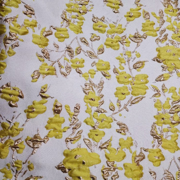 Tissu jacquard à motif floral et fils dorés : texture 3D pour ameublement et costumes - 142 cm de large