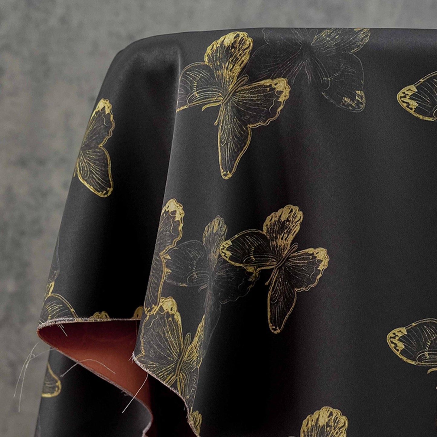 Tissu jacquard satiné soyeux à motif papillon - Largeur : 150 cm - Couture, costumes et décoration