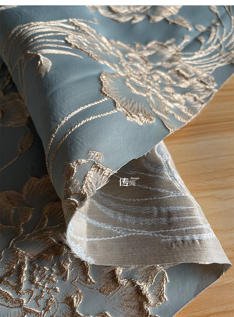 Tissu jacquard floral brodé or : 57 po de largeur, revêtement de créateur