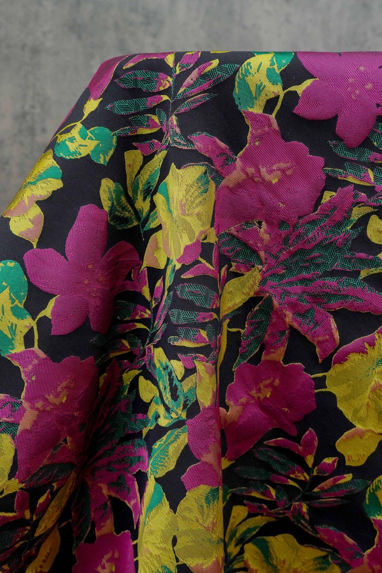 Tissu jacquard floral en relief : tissu pour gilet style vintage, 140 cm de large