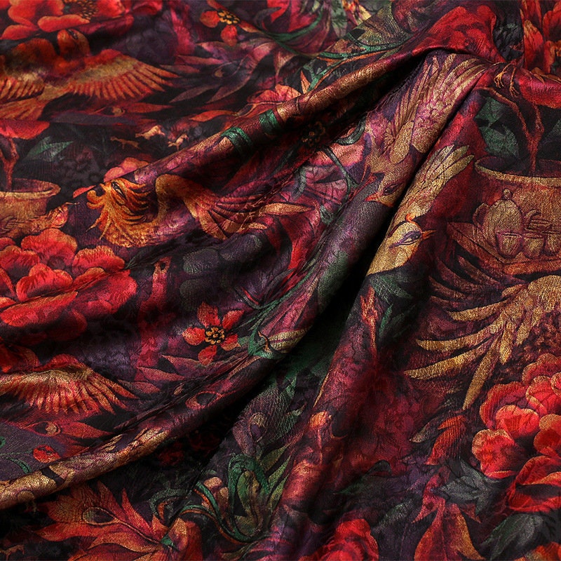 Tissu imprimé floral rouge et oiseaux : mélange de polyester soyeux et d’élasthanne, 150 cm de large