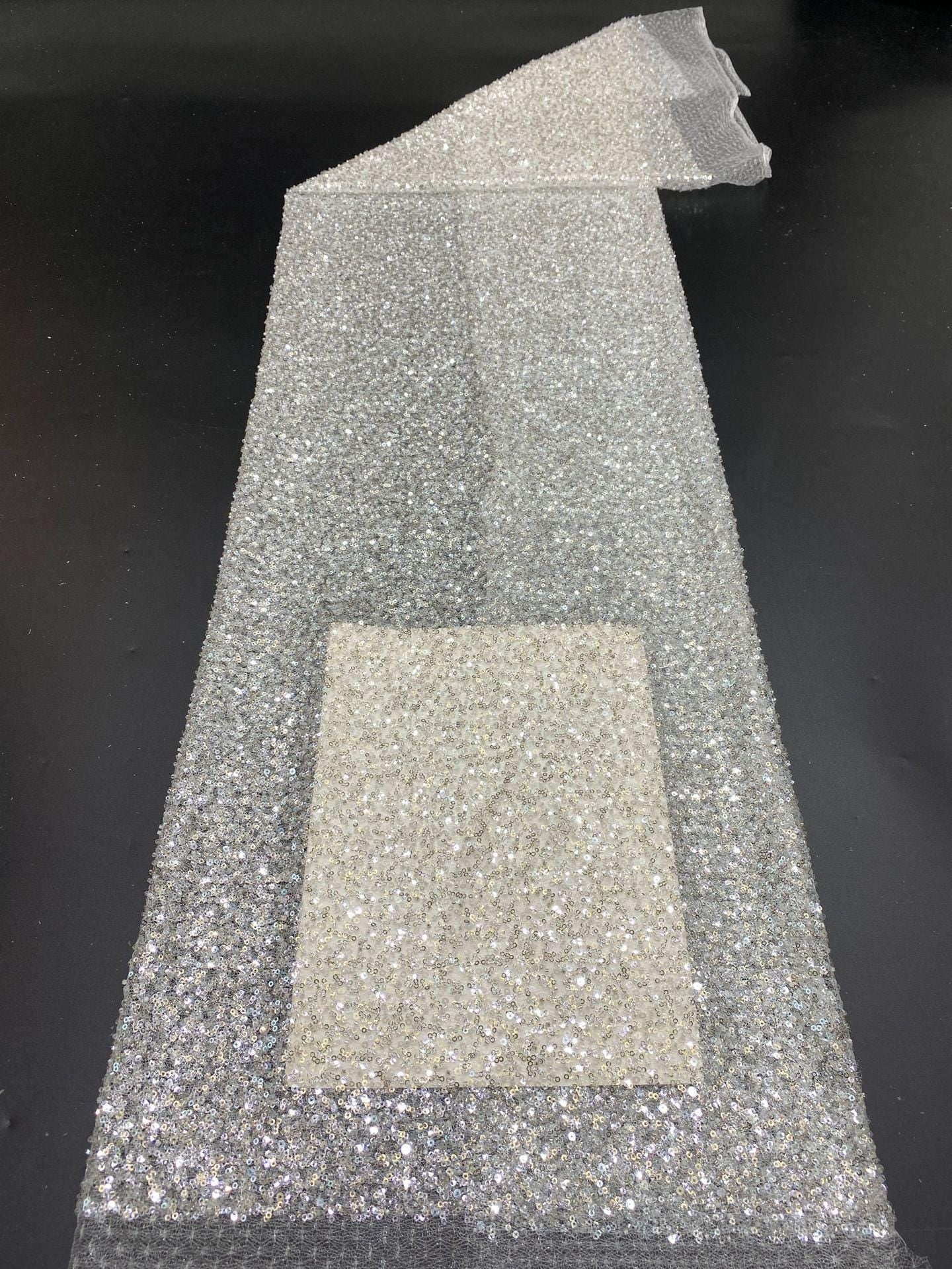 Tissu brodé de sequins et de cristaux : 124 cm de large, matériau pour robe de bal de créateur