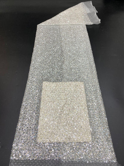 Tissu brodé de sequins et de cristaux : 124 cm de large, matériau pour robe de bal de créateur