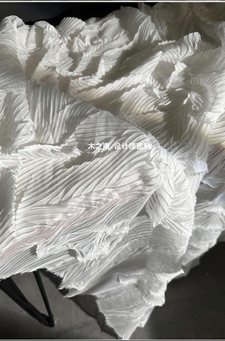 Crêpe plissé : texture pressée à la main, 140 cm de large
