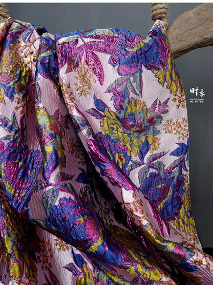 Tissu jacquard à fil doré : motif floral 3D violet et bleu, largeur 140 cm