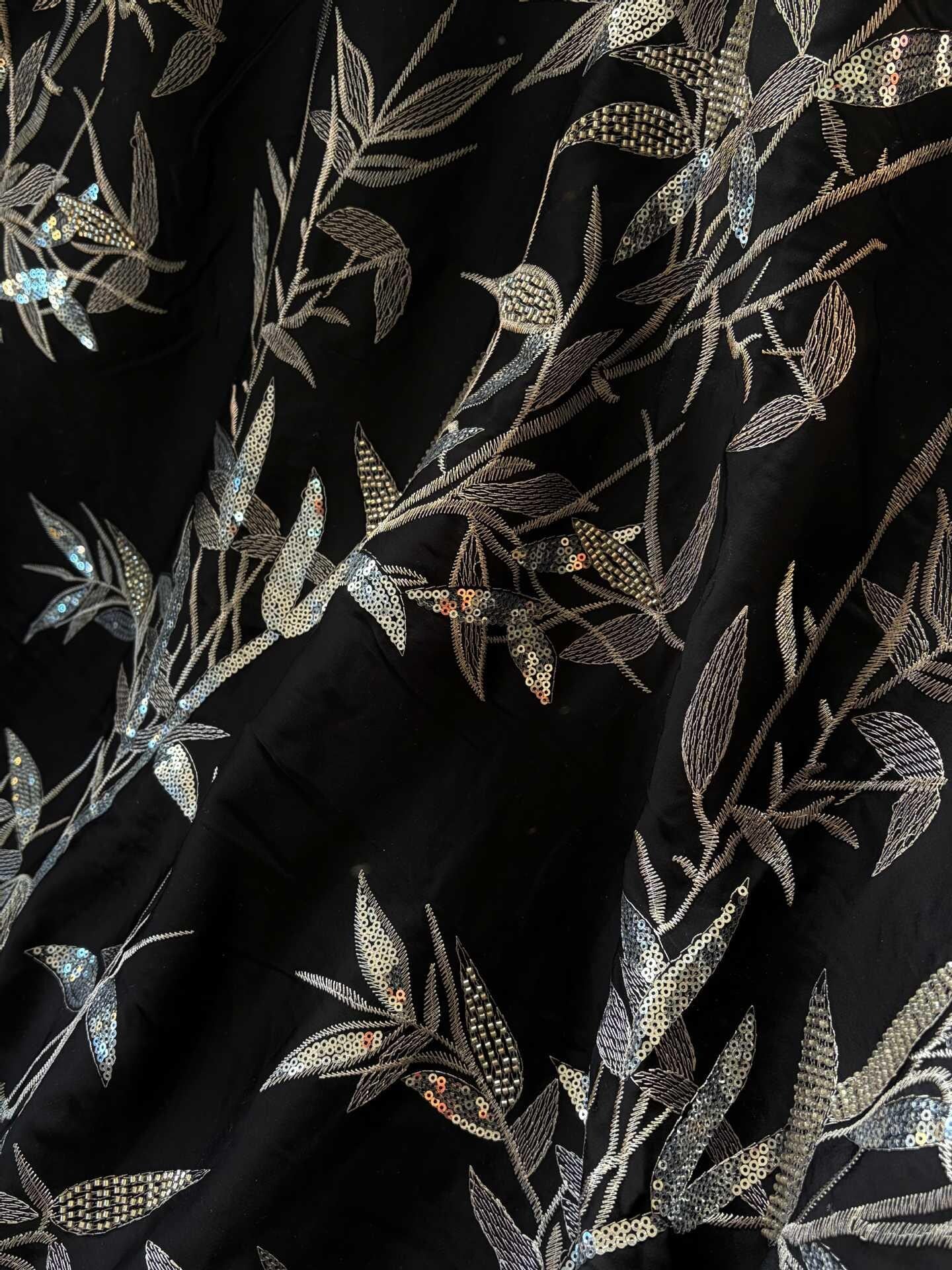 Tissu brodé de perles et de sequins ��� Patte de bambou large