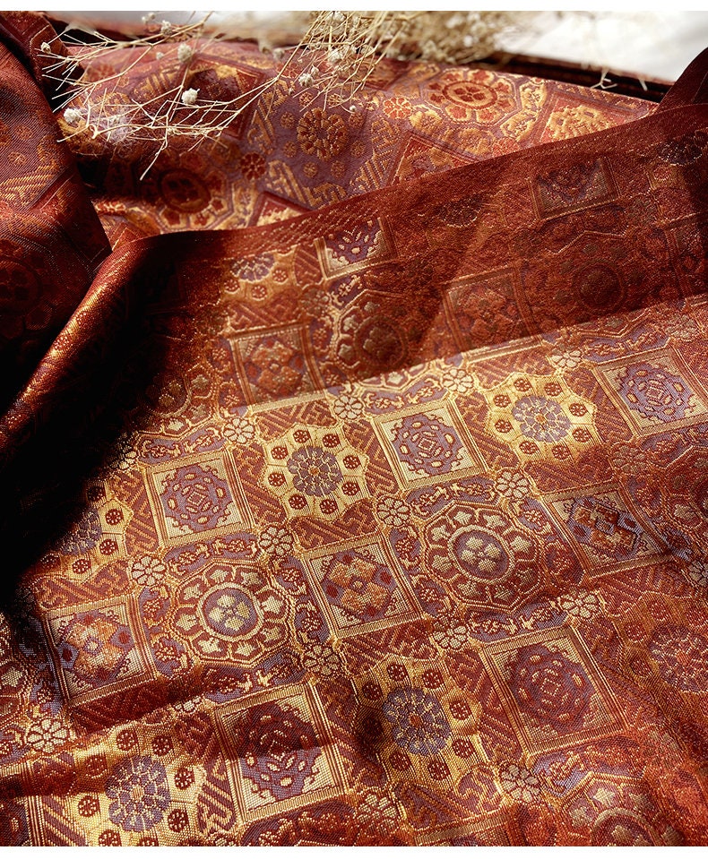 Tissu brocart rouge et or : motif à carrés précieux, tissu pour cheongsam