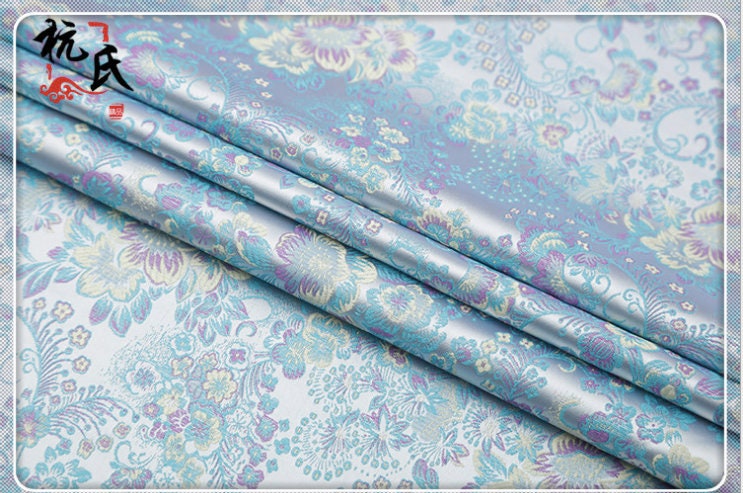 Tissu brocart jacquard damassé à motifs floraux : mélange de soie et de rayonne