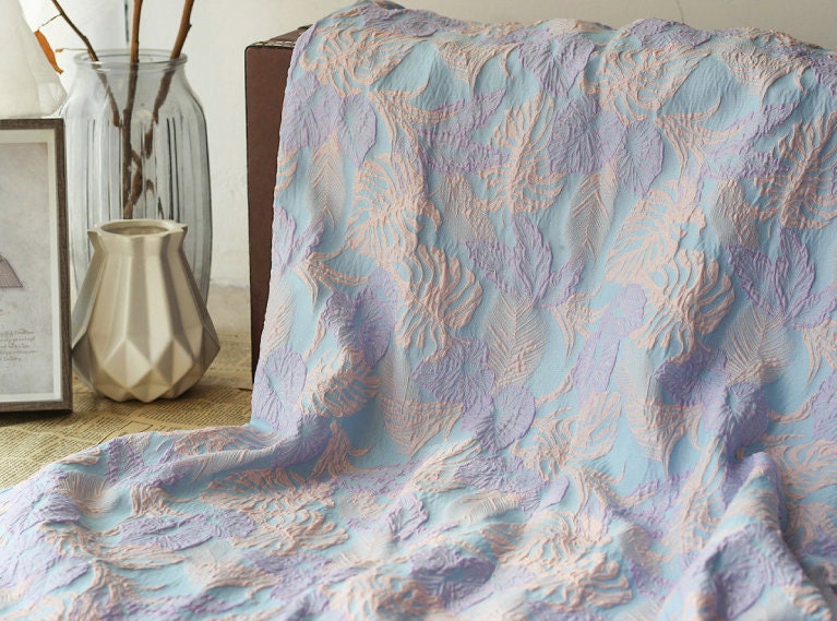 Tissu jacquard à motif de feuilles d'or : texture 3D pour ameublement, robe de bal - 140 cm de large