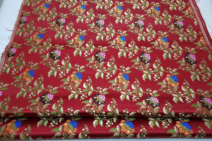 Tissu brocart à motifs floraux rouges : 25 % soie et rayonne, largeur : 74 cm