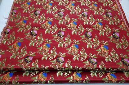 Tissu brocart à motifs floraux rouges : 25 % soie et rayonne, largeur : 74 cm