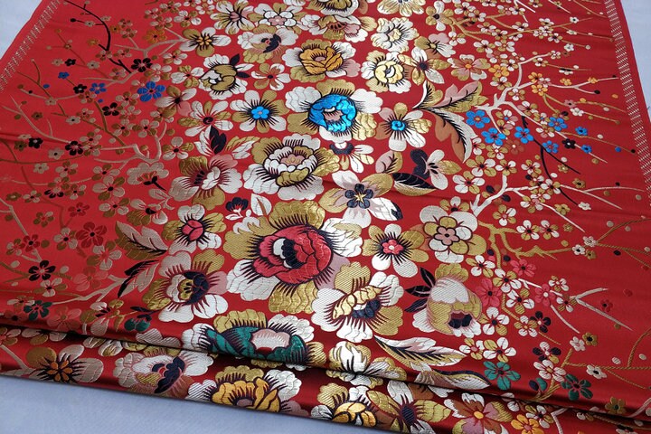 Tissu brocart de soie rouge : motif floral pivoine, tissu de mariage