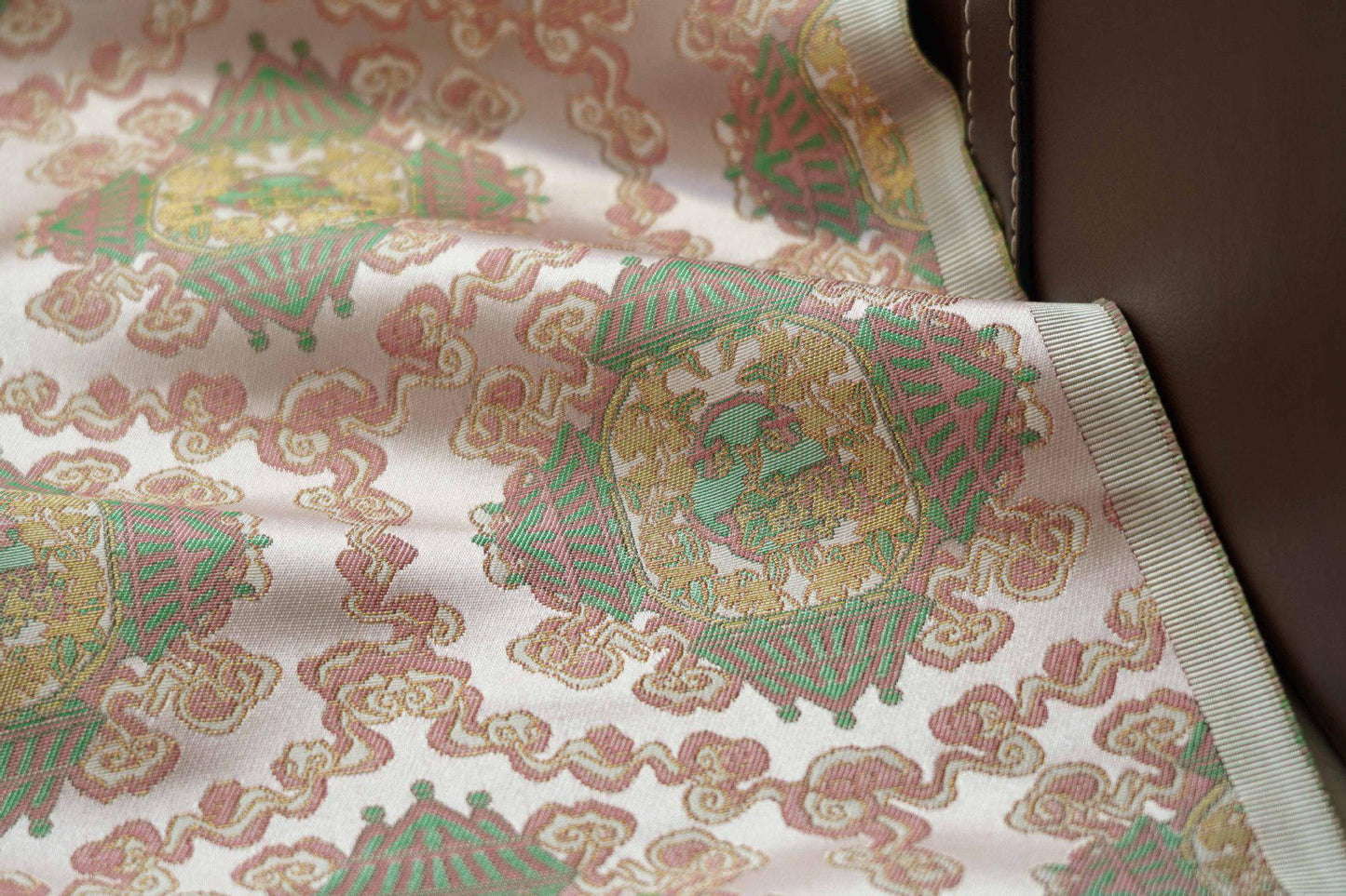 Tissu brocart Wishful : mélange soie-rayonne de 150 cm de large, pour la confection de cheongsams.