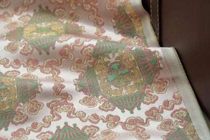 Tissu brocart Wishful : mélange soie-rayonne de 150 cm de large, pour la confection de cheongsams.