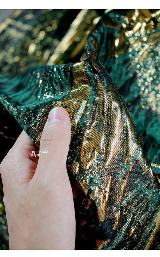 Tissu jacquard médiéval vert et or : texture brillante, pour l’ameublement et la couture, largeur 142 cm (56 po).