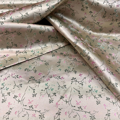 Tissu brocart à motifs floraux : Jacquard or pâle, tissu pour cheongsam qipao
