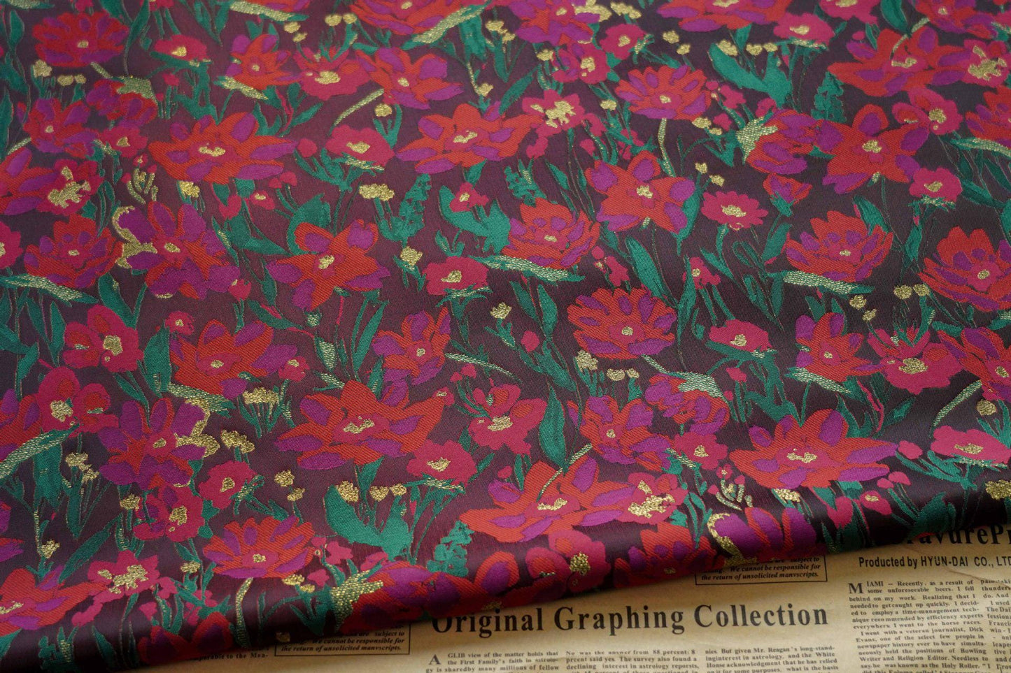 Tissu jacquard à motif floral avec fil doré : texture 3D, largeur 165 cm