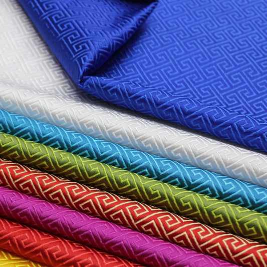 Tissu brocart chinois : mélange de soie et de rayonne à petits motifs.