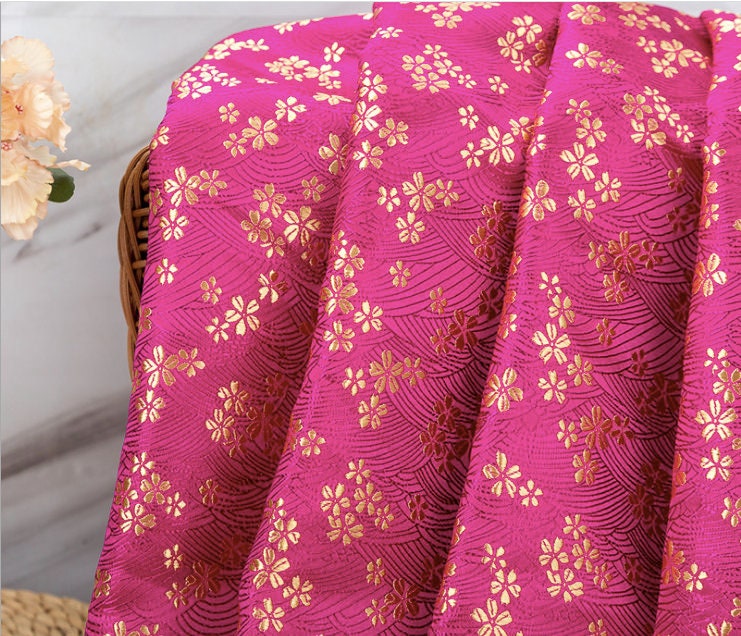 Tissu brocart Sakura : mélange soie-rayonne de 150 cm de large, motif vagues tonitruantes