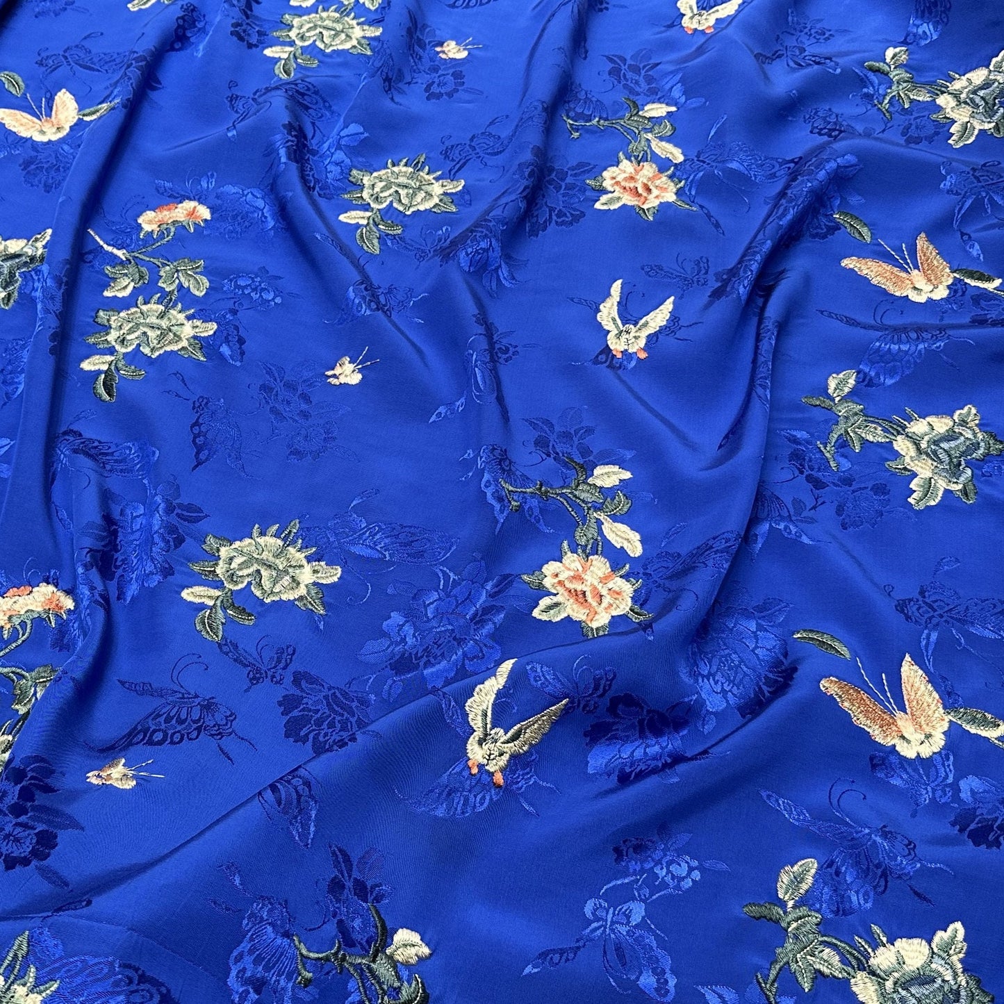 Tissu brodé à motifs floraux : mélange coton-rayonne de 150 cm de large