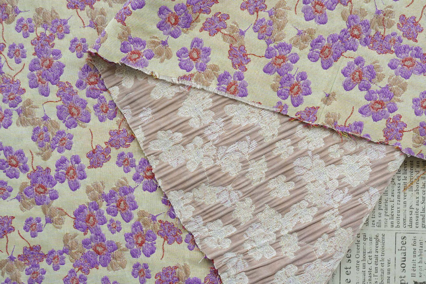 Tissu jacquard à petits motifs floraux en relief : ameublement et rideaux champêtres, 145 cm de large