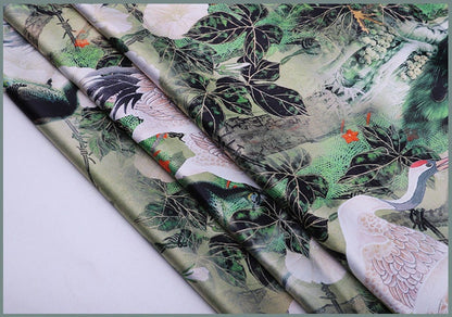 Tissu satin de rayonne à motif paon : tissu doux imprimé pour les mariées