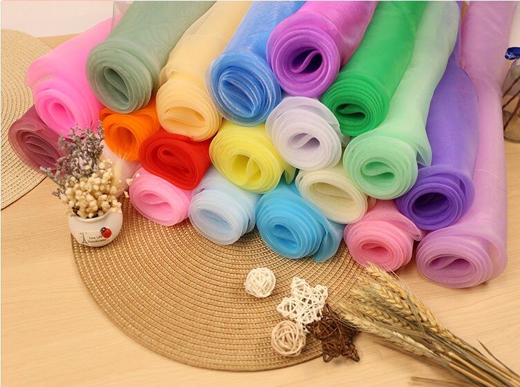 Tissu organza : tulle transparent de 150 cm de large pour robes, décorations et costumes.
