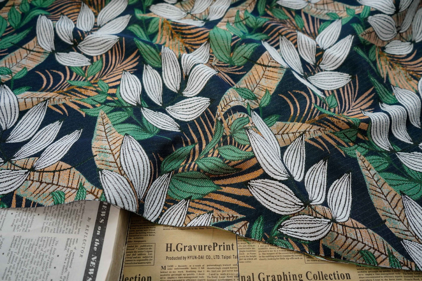 Tissu jacquard floral en polyester : revêtement d’ameublement à motif de feuilles tropicales, 150 cm de large