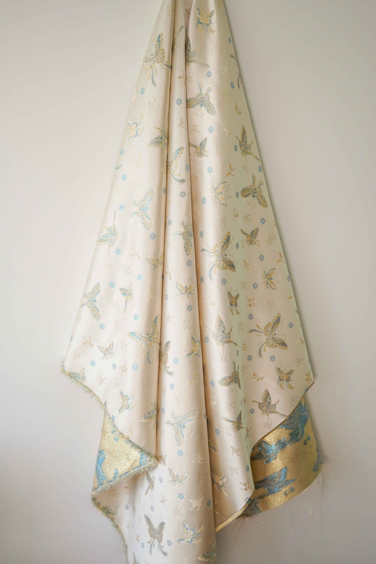 Tissu Butterfly Gold Thread : 150 cm de large, polyester tissé orné