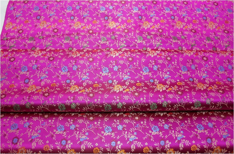 Tissu brocart chinois à motifs floraux : mélange de soie et de rayonne, 89 cm de large