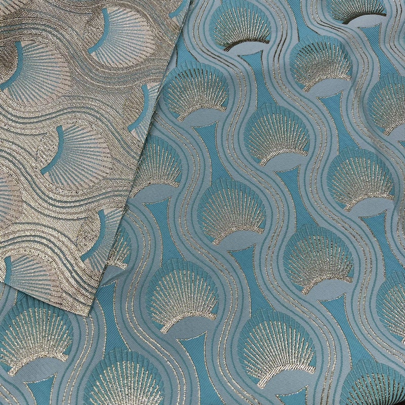 Tissu jacquard à motif plumes de paon : texture 3D avec fil doré (53 po de largeur)