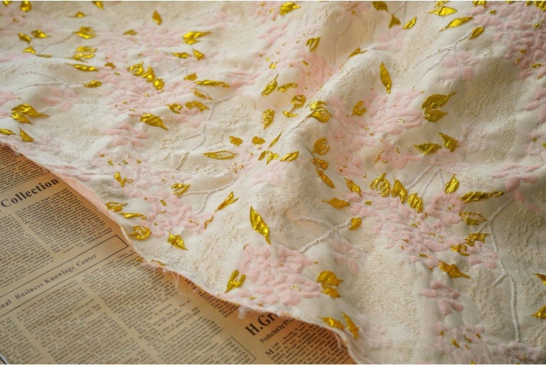 Tissu jacquard floral à fils dorés : 130 cm de large, pour l’ameublement et la confection de costumes