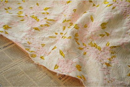 Tissu jacquard floral à fils dorés : 130 cm de large, pour l’ameublement et la confection de costumes