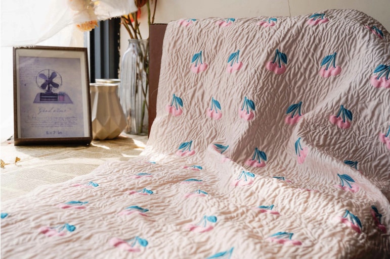 Tissu jacquard cerise rose : tissu 3D de créateur, 140 cm de large