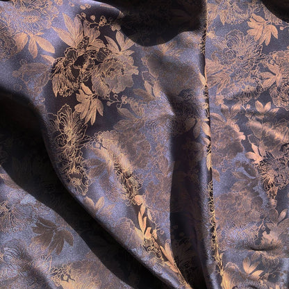Tissu jacquard pivoine : 145 cm de large, mélange coton-rayonne, pour ameublement et costumes.