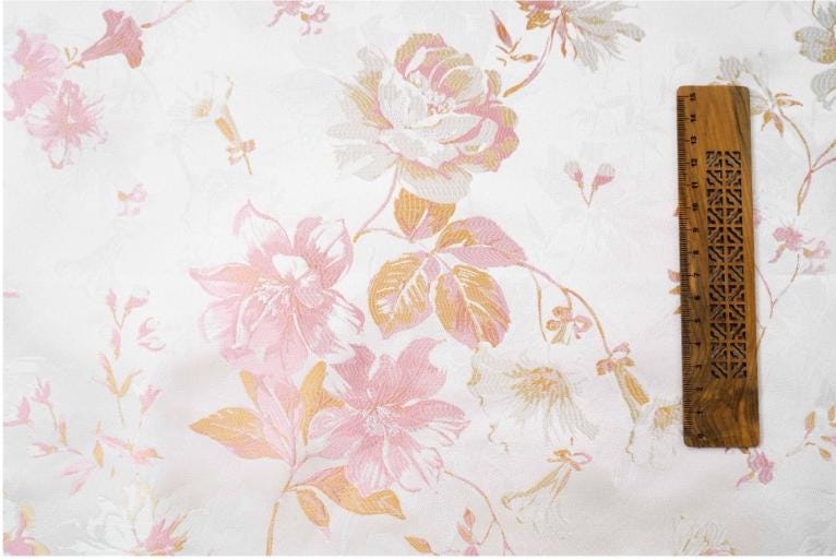 Tissu jacquard à motif floral et fil doré : texture 3D, largeur 160 cm, vendu au mètre