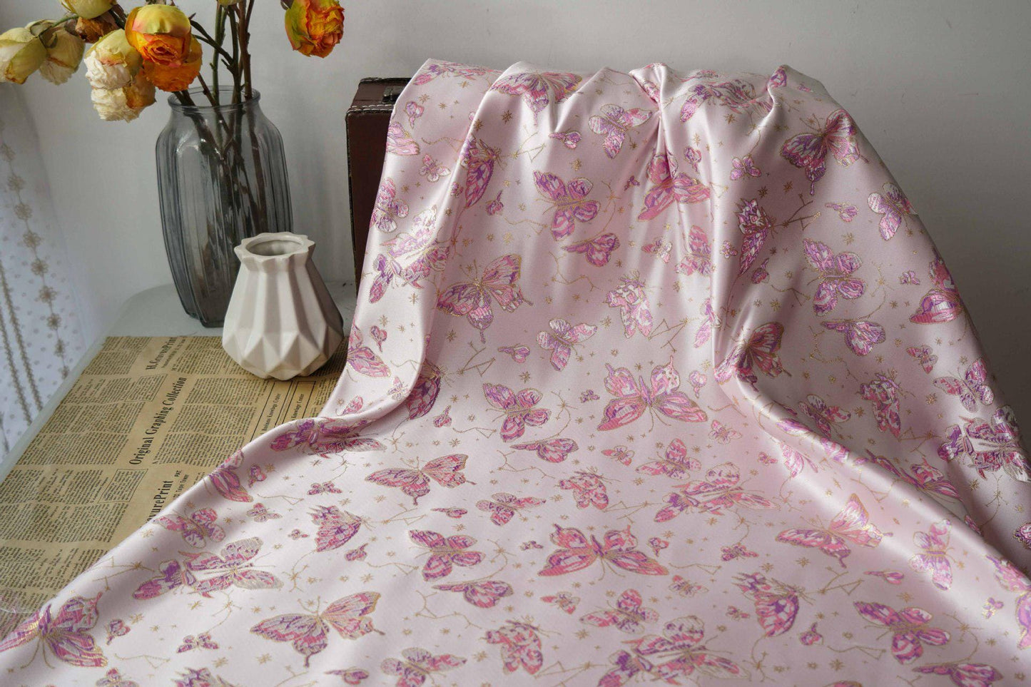 Tissu brocart de soie rose : Jacquard à motifs floraux papillons, 150 cm de large