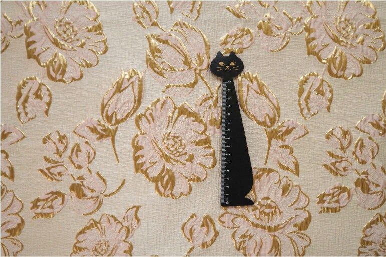 Tissu jacquard pivoine à fil d'or : tissu d'ameublement vintage de créateur, 140 cm de large