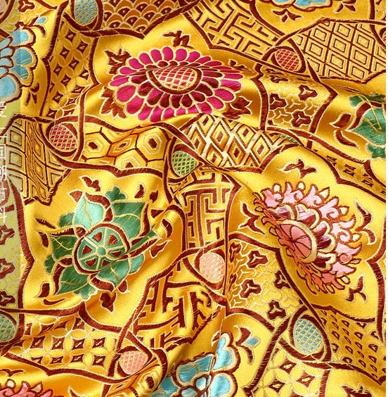 Tissu brocart à fleurs précieuses : Ameublement, matelassage et couture bouddhistes colorés